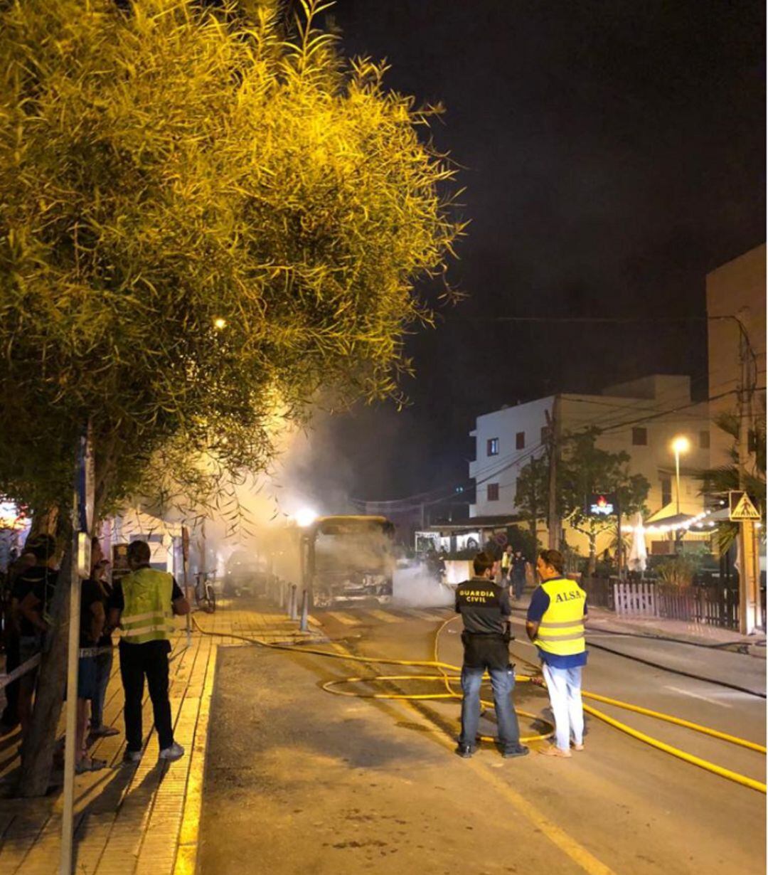 Imagen del autobús calcinado en Sant Jordi