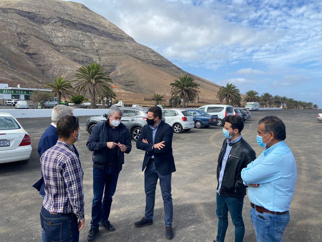 Fernando Clavijo visitando Yaiza junto al alcalde Óscar Noda.