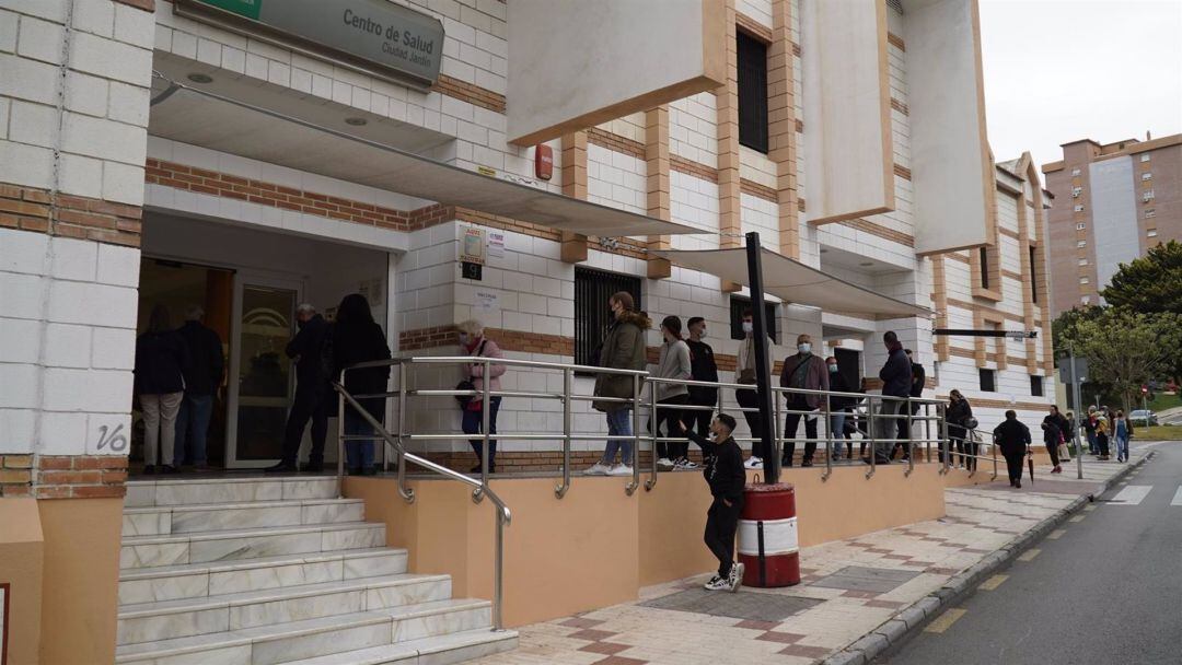 Colas ante los centro de salud de Málaga