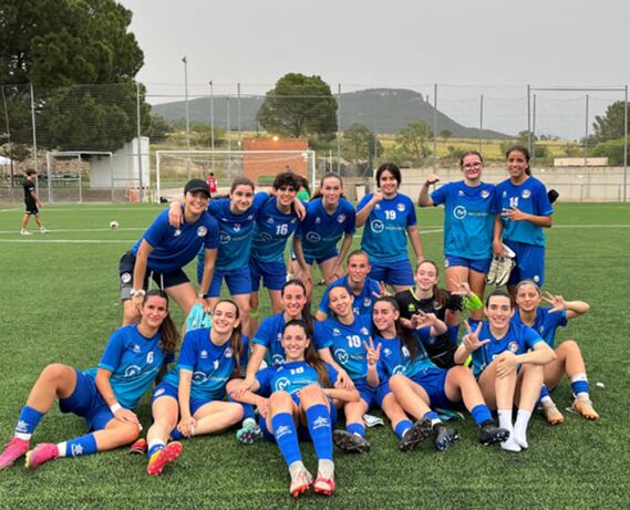 L'Enfaf sènior A celebra la victòria al darrer partit de lliga contra l'Ódena.
