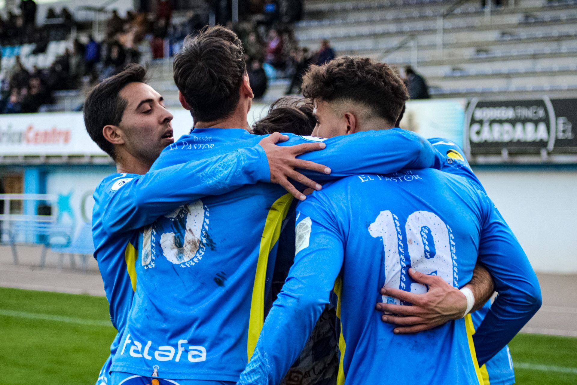 Los blanquiazules celebran un de los goles frente al Becerril del pasado fin de semana en El Montecillo