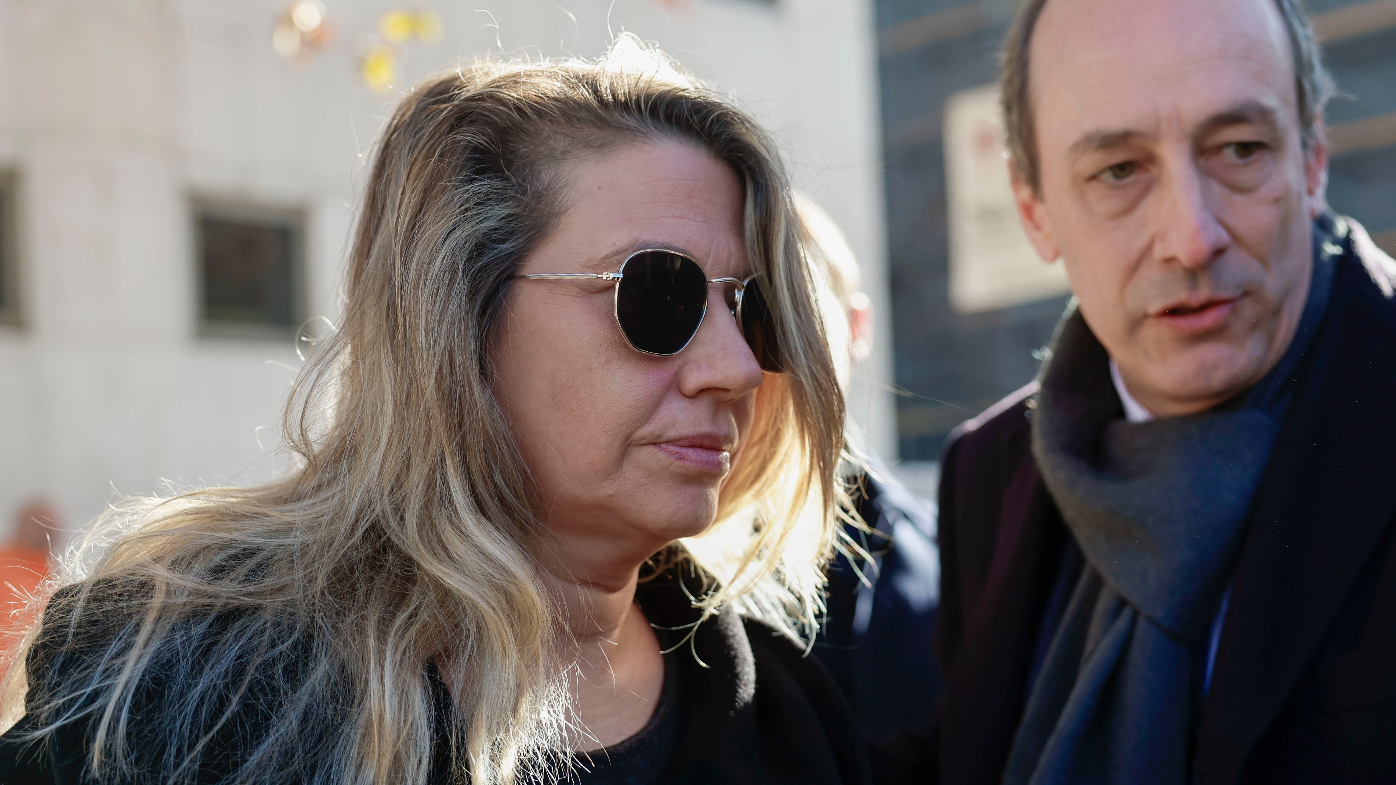 La asesora de Moncloa, Cristina Álvarez (i) a su salida de los juzgados de Plaza Castilla en Madrid (ARCHIVO).