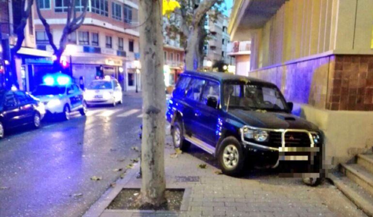 Imagen del coche tras colisionar contra la fachada de Correos
