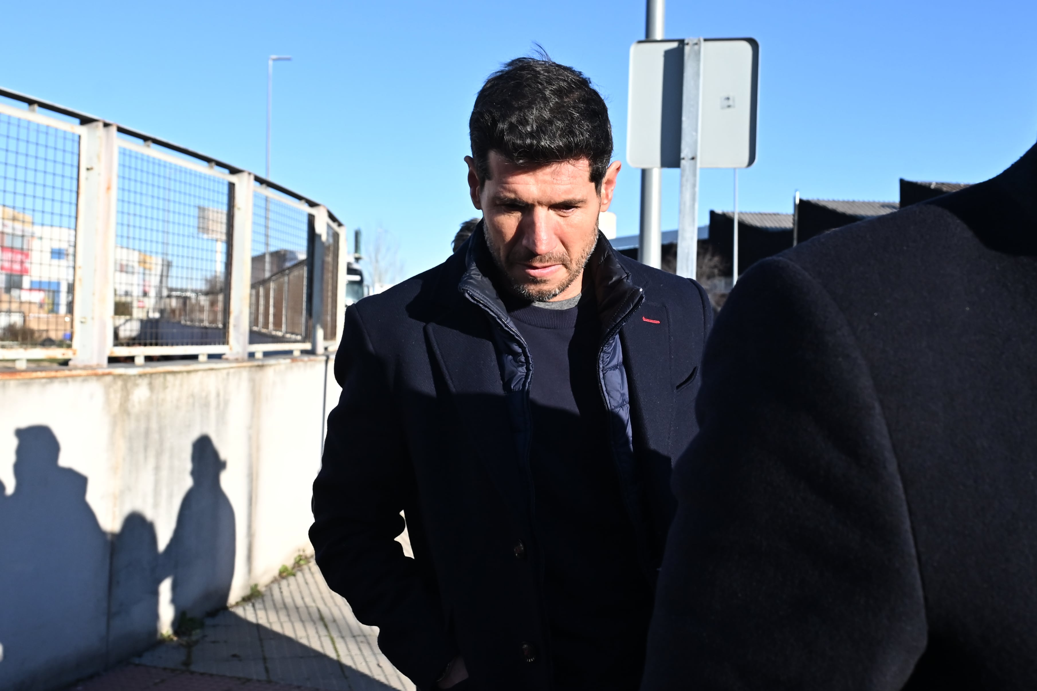 SAN FERNANDO DE HENARES (MADRID), 06/02/2025.- El acusado Albert Luque (c), exdirector de la Selección masculina, llega este jueves a la Audiencia Nacional para asistir a una nueva sesión del juicio contra el expresidente de la RFEF Luis Rubiales y otras tres personas por el beso que dio Rubiales a Jenni Hermoso tras la final del Mundial de 2023 y que ella ha denunciado que no consintió. EFE/ Fernando Villar
