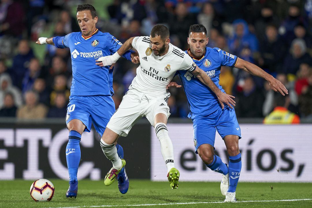 Nemanja Maksimovic y Bruno Gonzalez pugnan por un balón con el madridista Karim Benzema durante el encuentro de la pasada temporada en el Coliseum