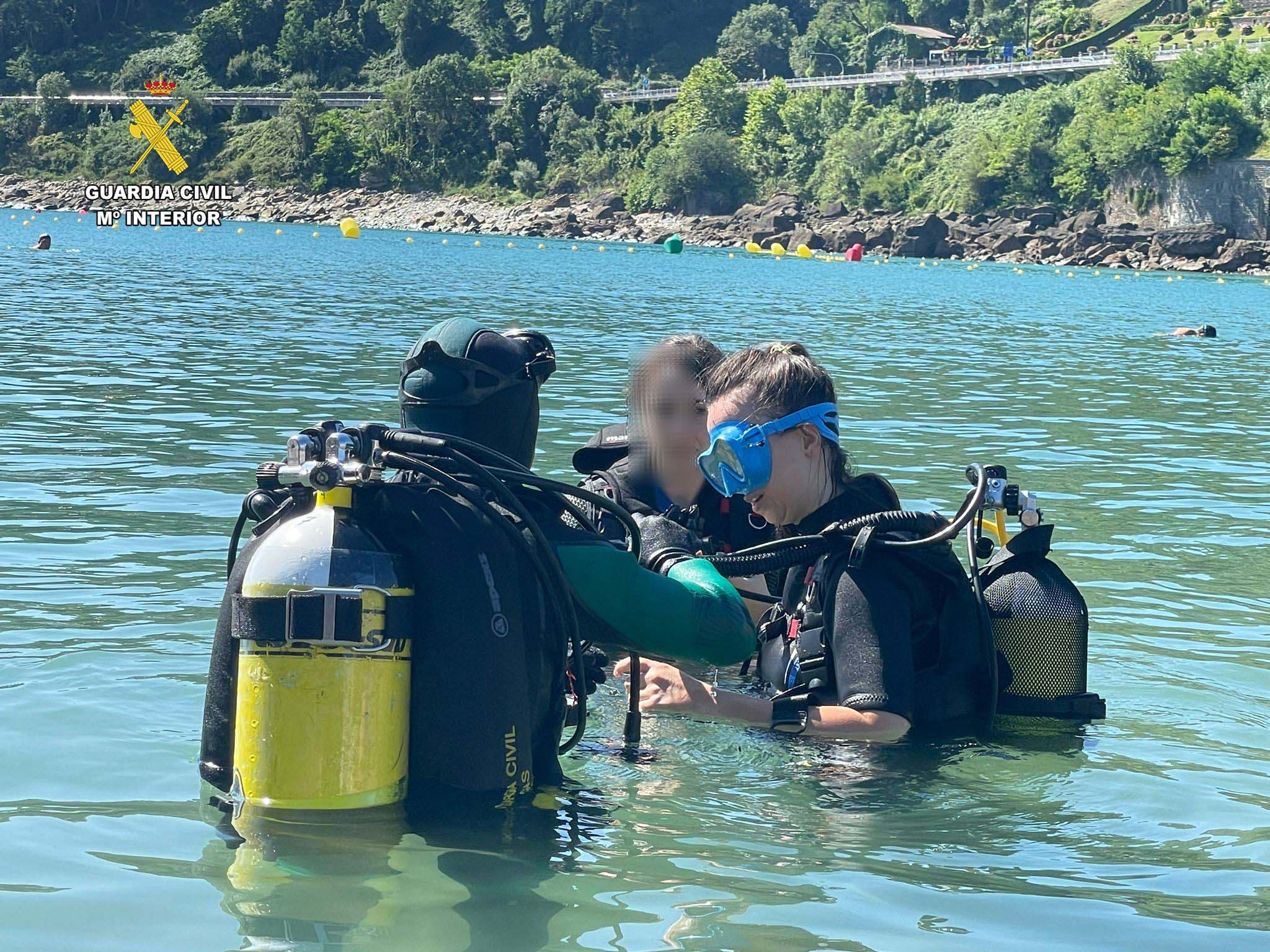 El GEAS de la Guardia Civil en La Rioja participa en las jornadas de buceo adaptado celebradas en Guetaria
