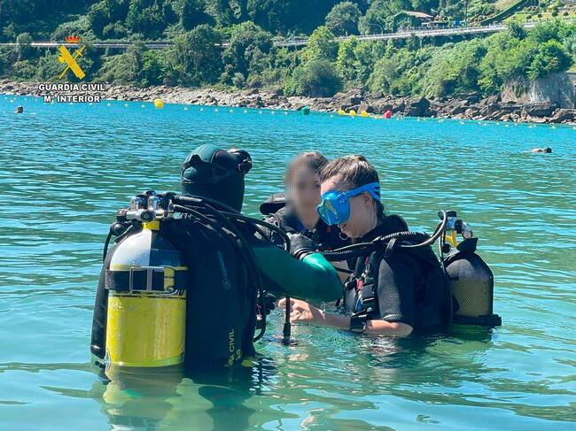 El GEAS de la Guardia Civil en La Rioja participa en las jornadas de buceo adaptado celebradas en Guetaria
