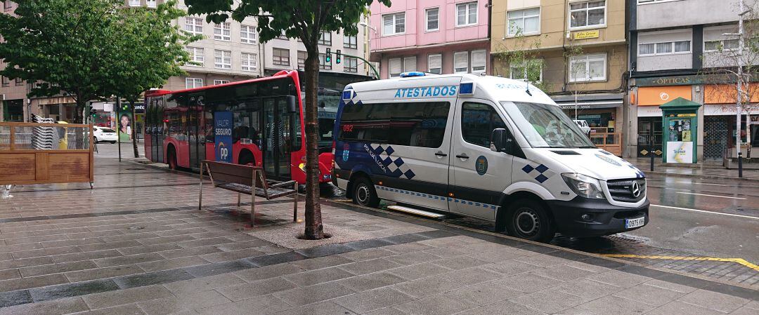 Autobús implicado en el atropello con el furgón de atestados de la Policía Local