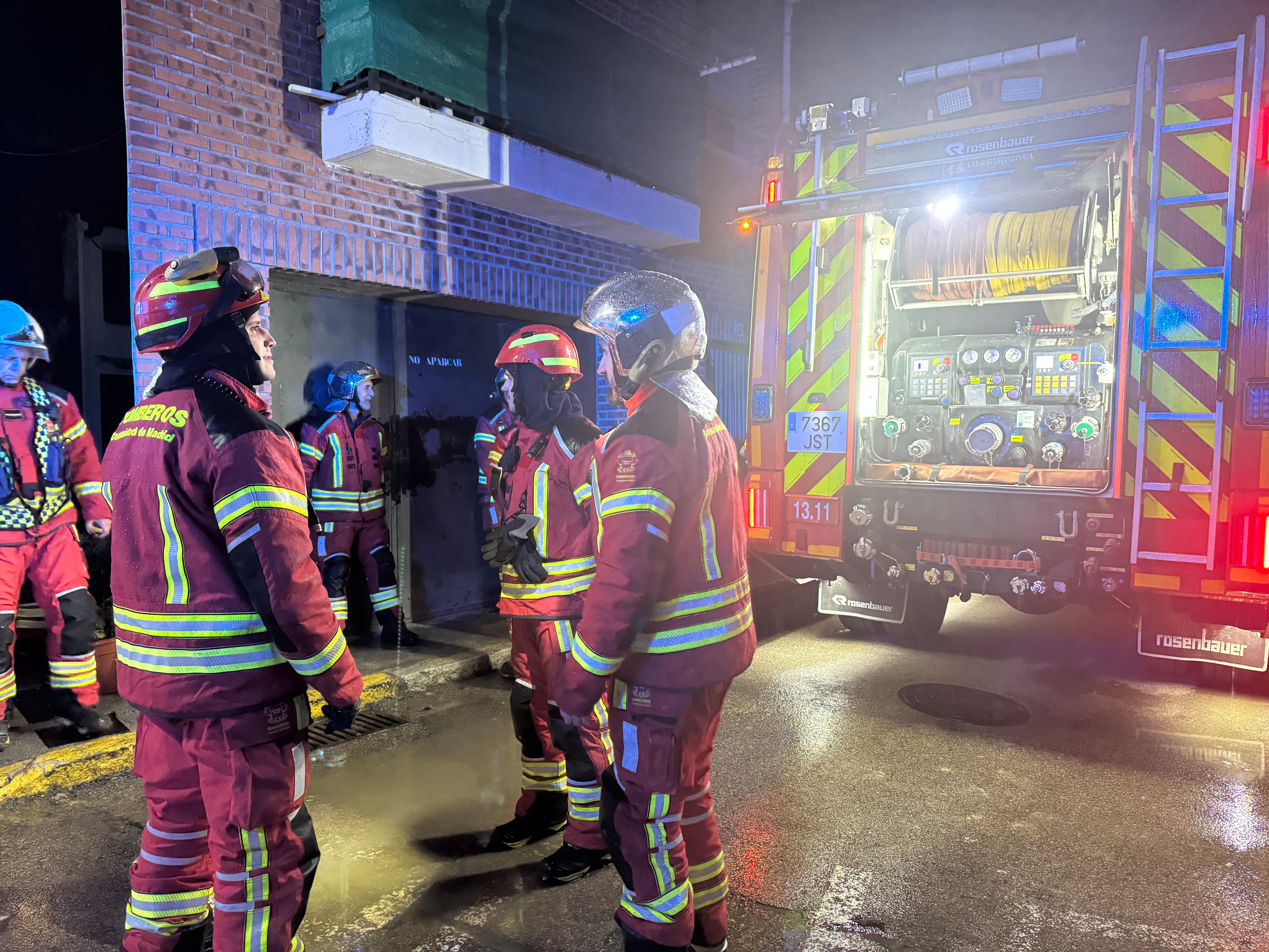 Una familia de cuatro personas ha resultado ilesa tras el suceso ocurrido en una casa de dos alturas