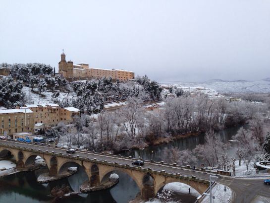 Imatge del riu Segre al seu pas per Balaguer amb el Sant Crist al fons