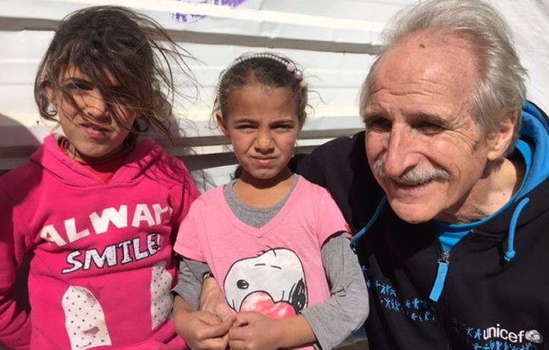 Carmelo Angulo, junto a dos niñas sirias, Nur y Amal, que significan esperanza y luz, en el campo de refugiados de Zaatari