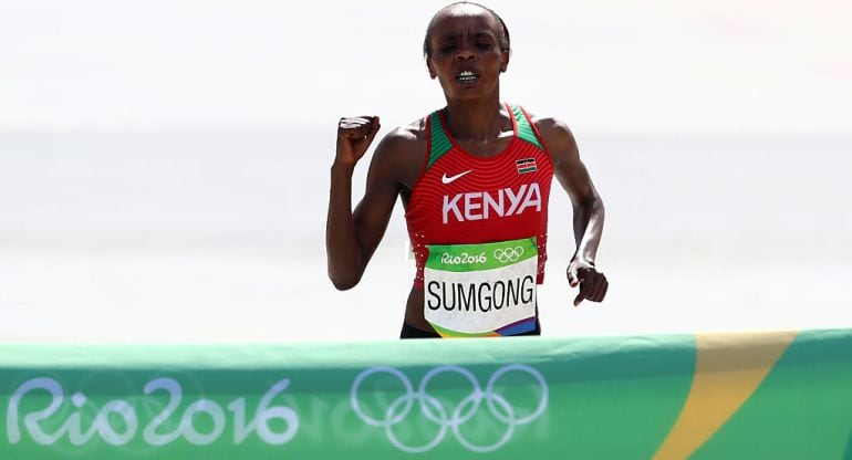 La keniata Jemima Jelagat Sumgong cruza victoriosa la meta del maratón femenino de Río 2016.