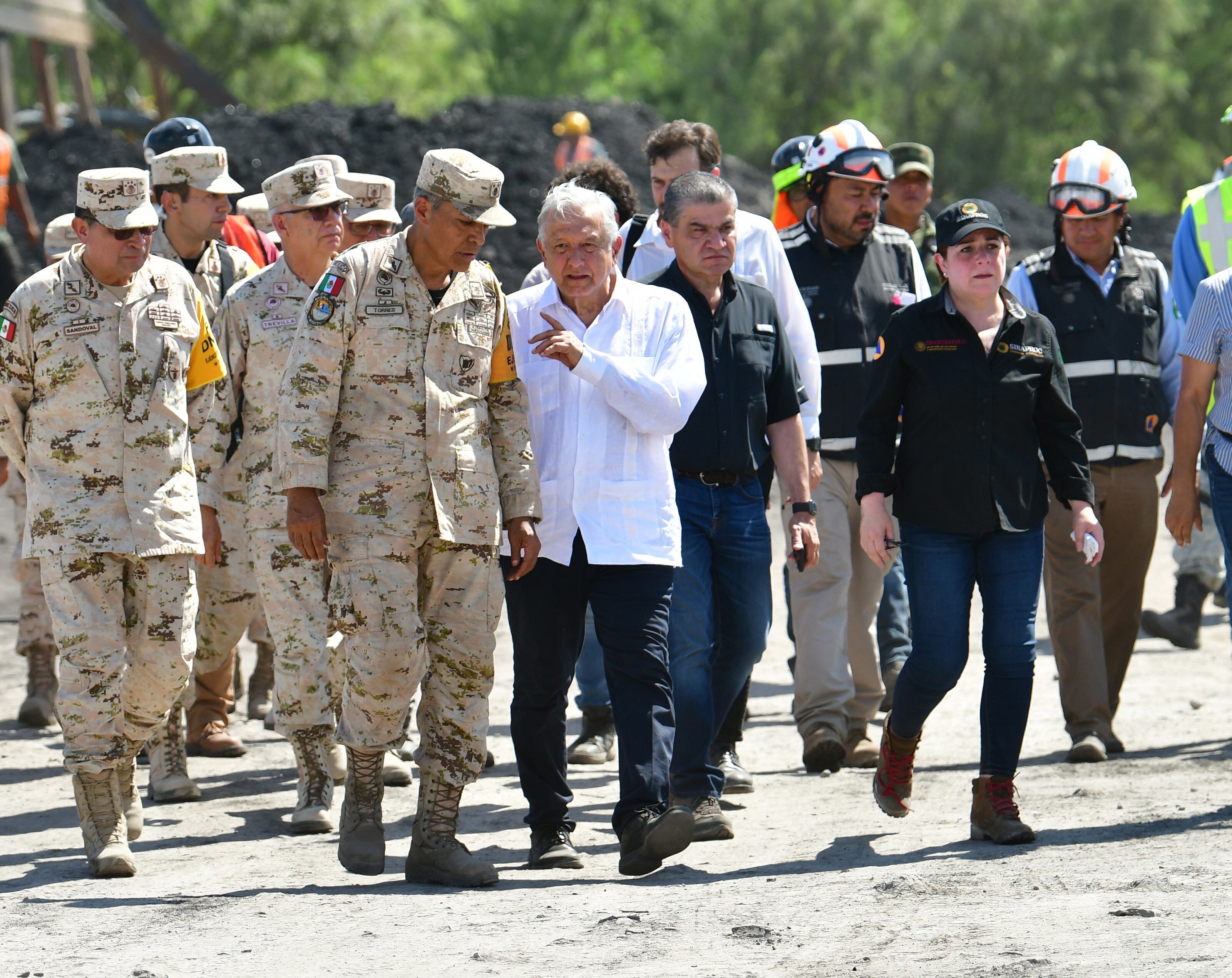 El presidente de México, Andrés Manuel Lopez Obrador, en la zona en la que permanecen atrapados 10 mineros.