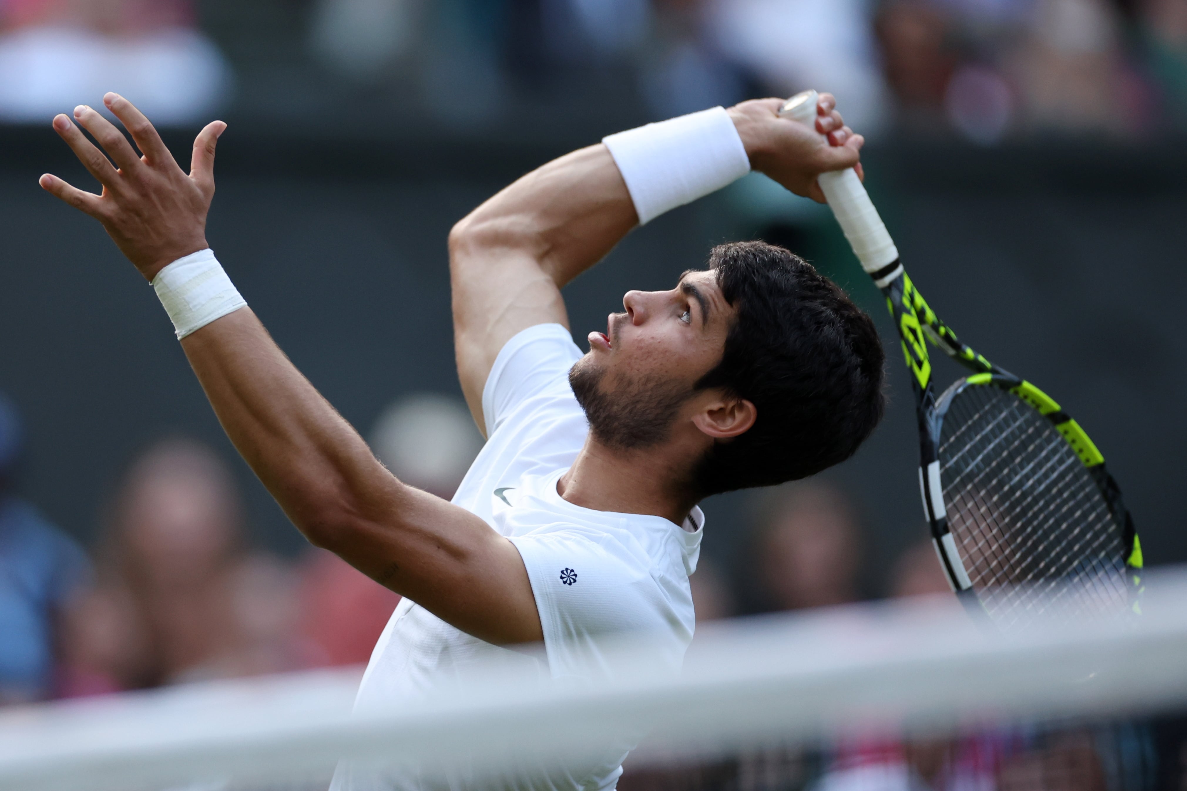 Carlos Alcaraz, durante su partido contra Holger Rune en Wimbledon