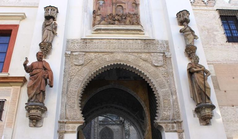 Este es el aspecto que presenta la Puerta del Perdón de la Catedral, que da al Patio de los Naranjos, tras la restauración a la que ha sido sometida