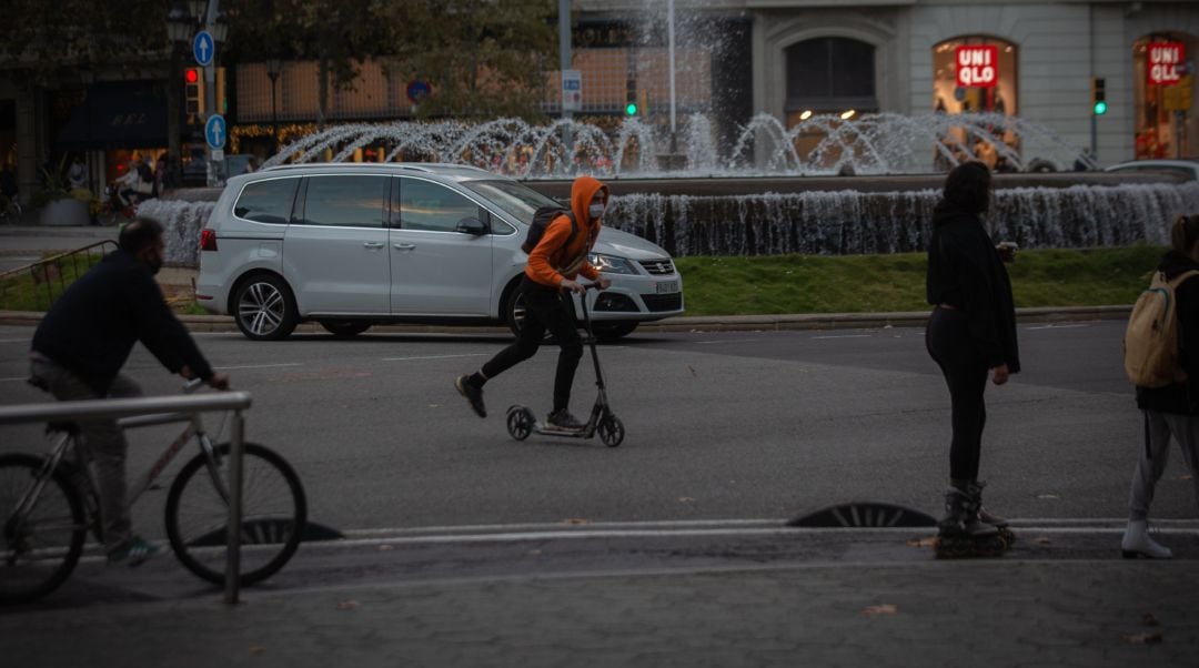 Un joven en patinete circula por la calzada en Cataluña