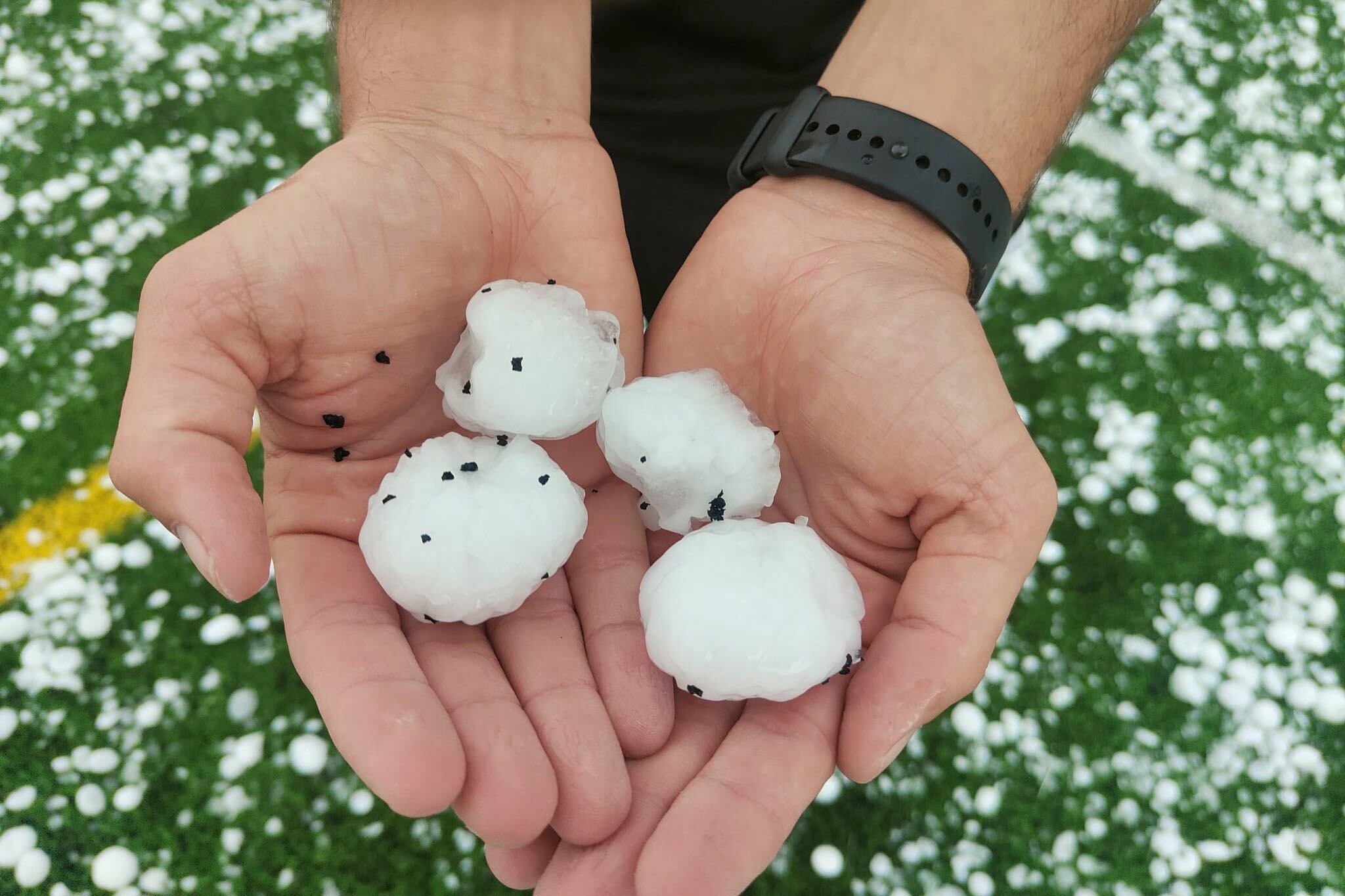 Vista de los granizos caídos en la tarde de este miércoles en la Universidad Francisco de Vitoria, en Madrid. EFE/Daniel Gómez Wilkinson