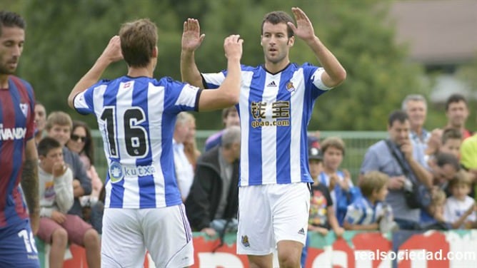 Imanol Agirretxe y Sergio Canales celebran el gol de la victoria ante el Eibar en Zarautz