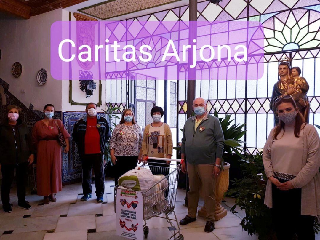 Corazones con bata recoge 200 kilos de alimentos para Cáritas Arjona