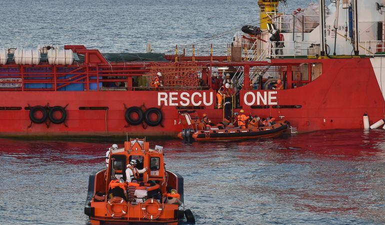 Barco de rescate de inmigrantes en Italia. 