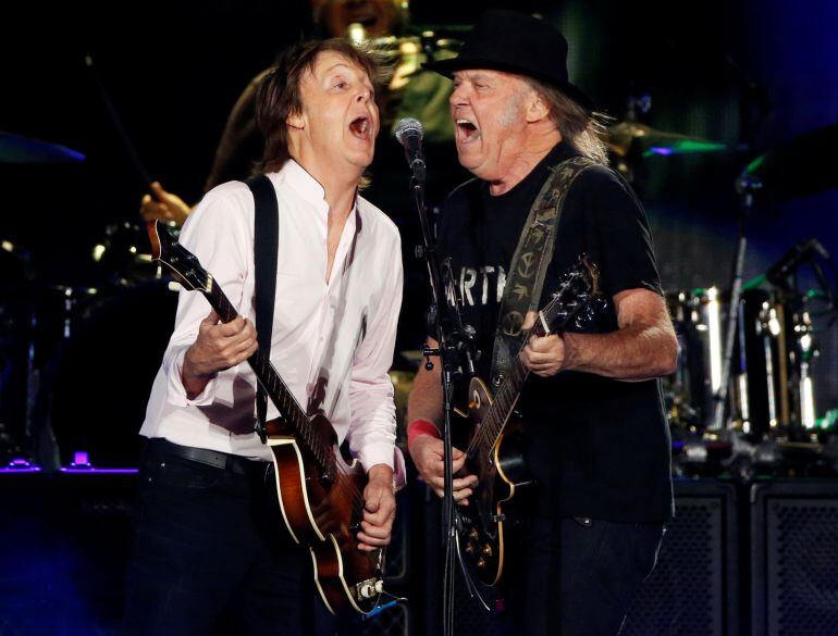  Paul McCartney y Neil Young en su actuación en el  Desert Trip