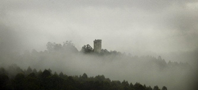 La niebla cubría esta mañana el castillo de Andrade, en la localidad coruñesa de Pontedeume.