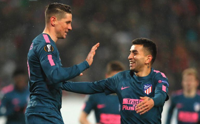 El delantero del Atlético de Madrid, Fernando Torres, celebra con su compañero Ángel Correa.