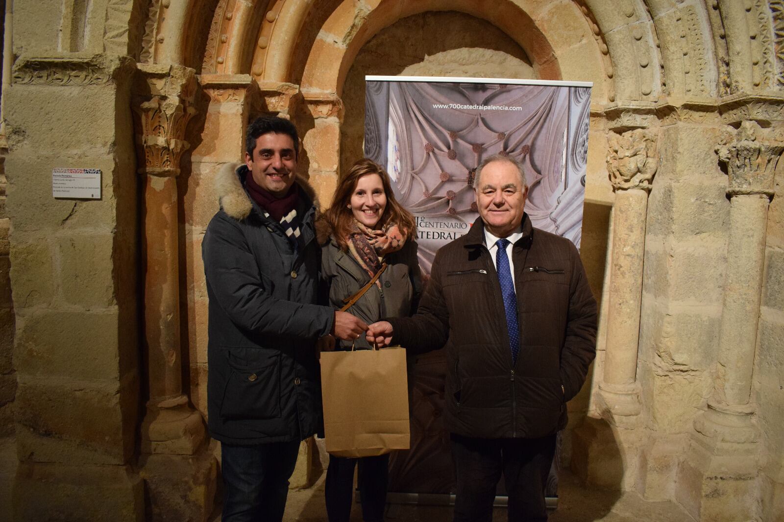 Juan Luis Lechón y Raquel Sanz, últimos visitantes que han accedido a la exposición Renacer en la Catedral de Palencia