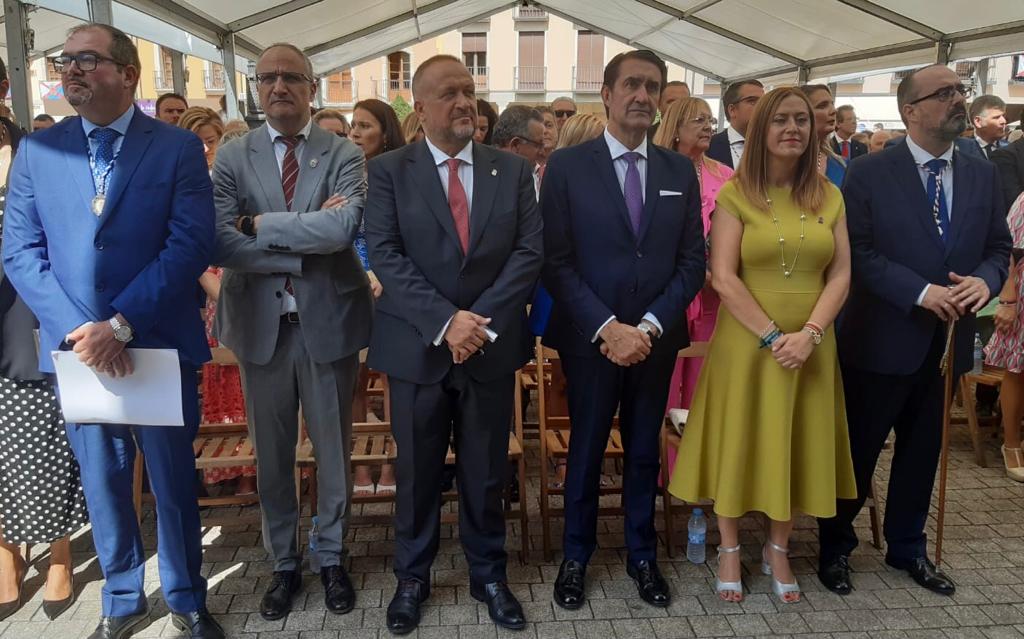 De izq. a dcha. el alcalde de Arganza, el presidente del Consejo Comarcal, el presidente de la Diputación, el consejero de Medio Ambiente de la Junta, la delegada de Gobierno en Castilla y León y el alcalde de Ponferrada