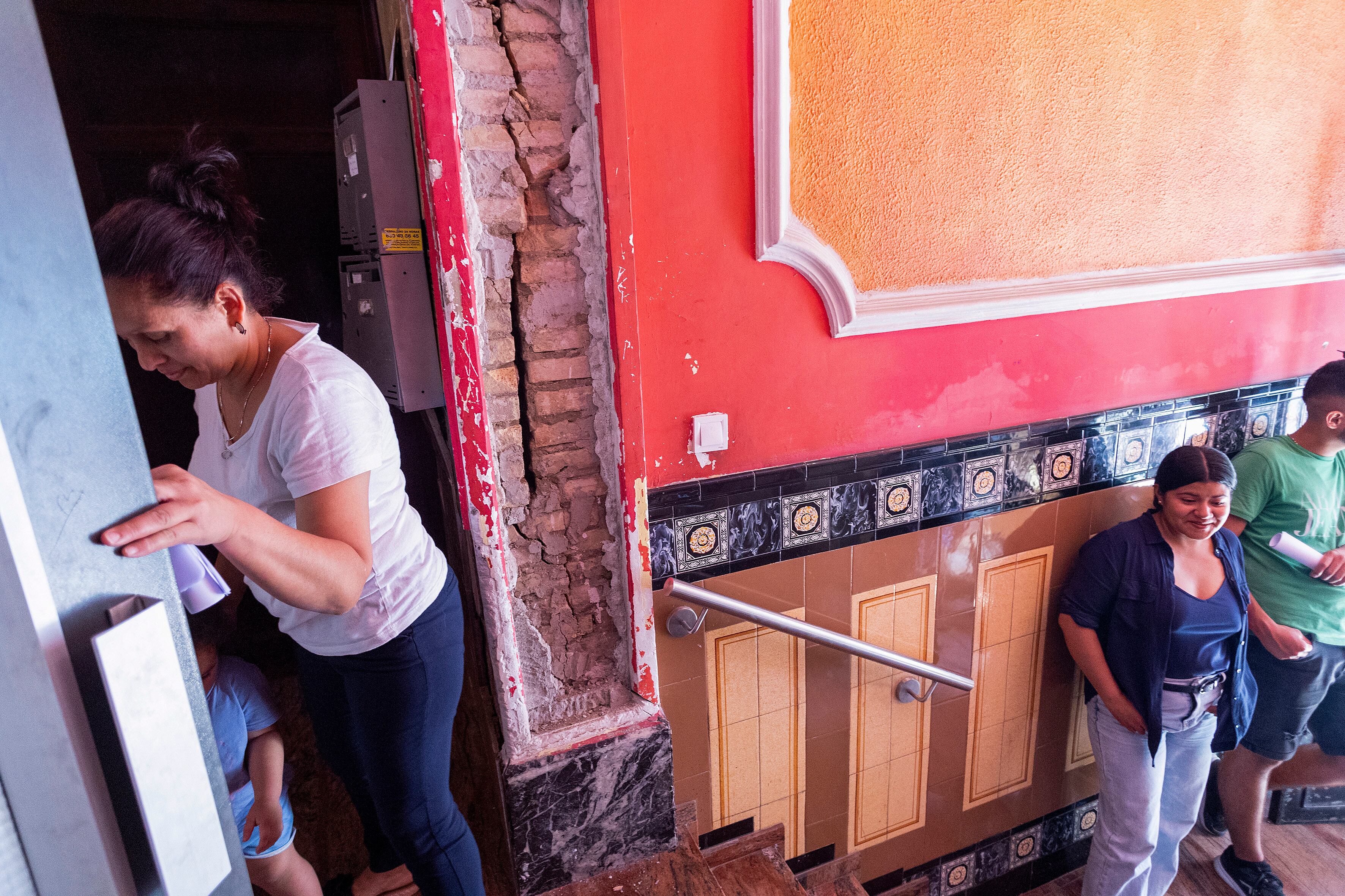 GRAFCVA3999. CASTELLÓN DE LA PLANA, 15/06/2023.- Varios inquilinos transitan por el portal del edificio de la calle del Gobernador cuyas ocho viviendas y dos bajos han sido desalojados este jueves por los bomberos municipales y la Policía Local de Castelló al presentar grietas en su interior que amenazaban con colapsar la estructura interior. EFE/Domenech Castelló