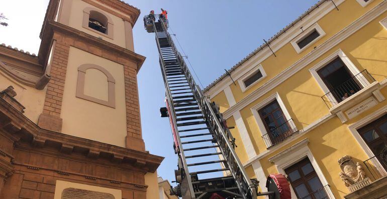 Los bomberos han accedido a las torres de la iglesia de San Juan de Dios