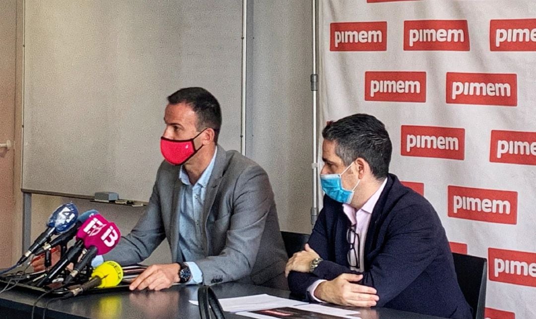 El presidente de la Federación de la Pequeña y Mediana Empresa de Baleares (Pimem), Jordi Mora, junto al consultor Javier García durante una rueda de prensa