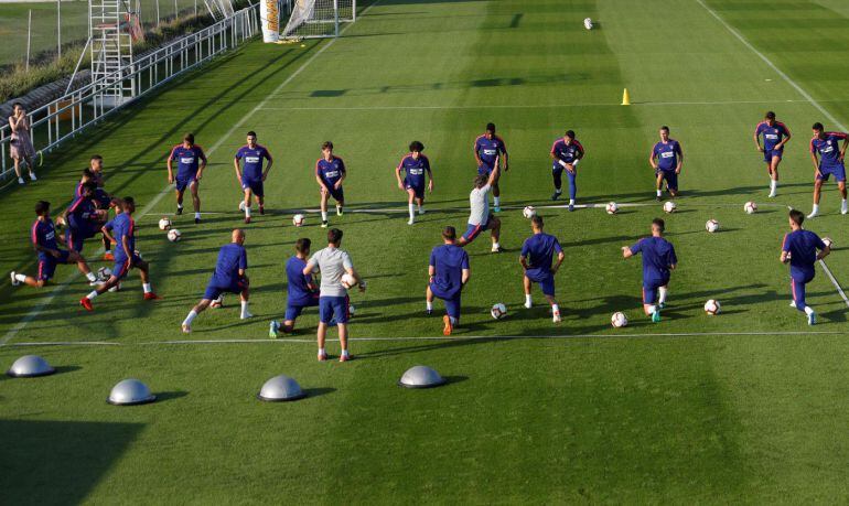 Los jugadores del Atlético de Madrid durante el entrenamiento del equipo.