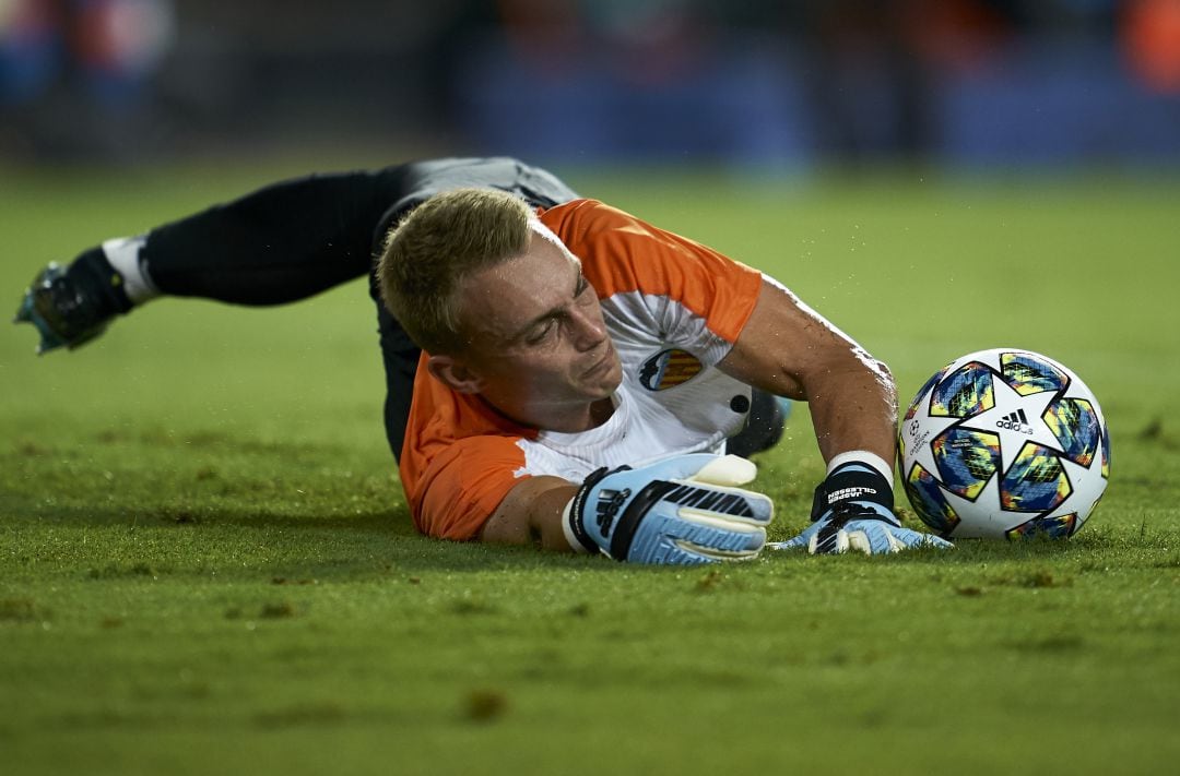 Cillessen ataja un balón.