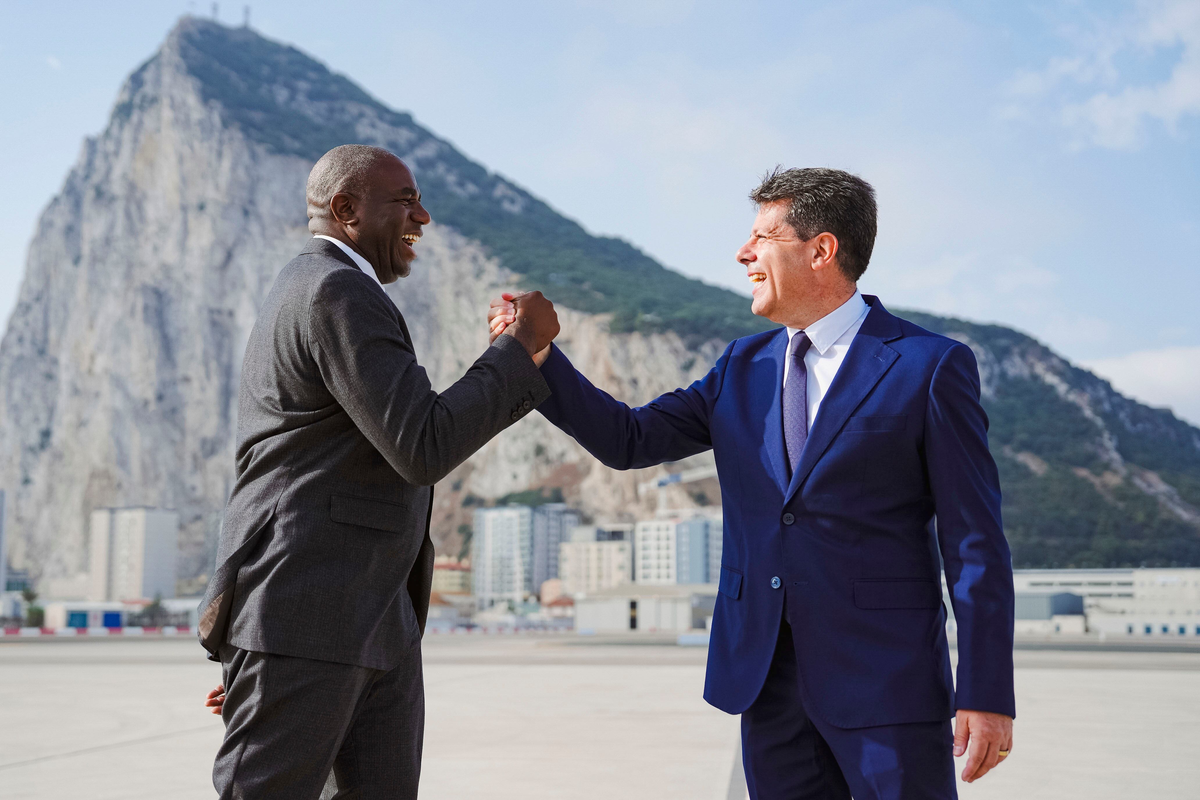 GRAF6113. GIBRALTAR, 11/06/2025.- El ministro británico de Exteriores David Lammy (i) y el ministro principal de Gibraltar, Fabian Picardo, en Gibraltar tras el acuerdo con España.- EFE/Ministerio británico de Exteriores/Ben Dance -SOLO USO EDITORIAL/SOLO DISPONIBLE PARA ILUSTRAR LA NOTICIA QUE ACOMPAÑA (CRÉDITO OBLIGATORIO)-
