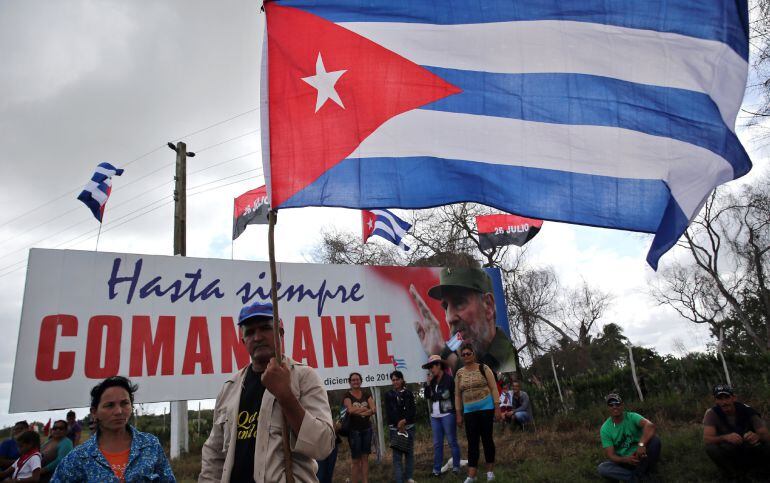 Un grupo de personas espera el paso de la caravana con las cenizas del fallecido líder cubano Fidel Castro hoy, jueves 1 de diciembre de 2016, en las afueras del pueblo de Jatibonico, en la provincia de Sancti Spiritus (Cuba).