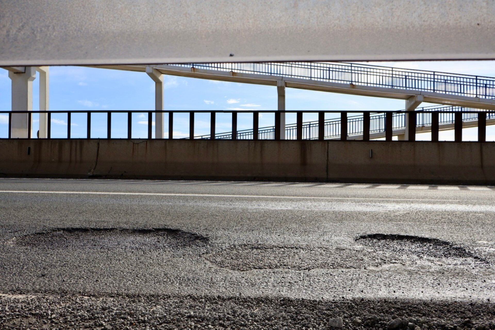 Desperfectos en la A-7 a su paso por el municipio de Mijas..