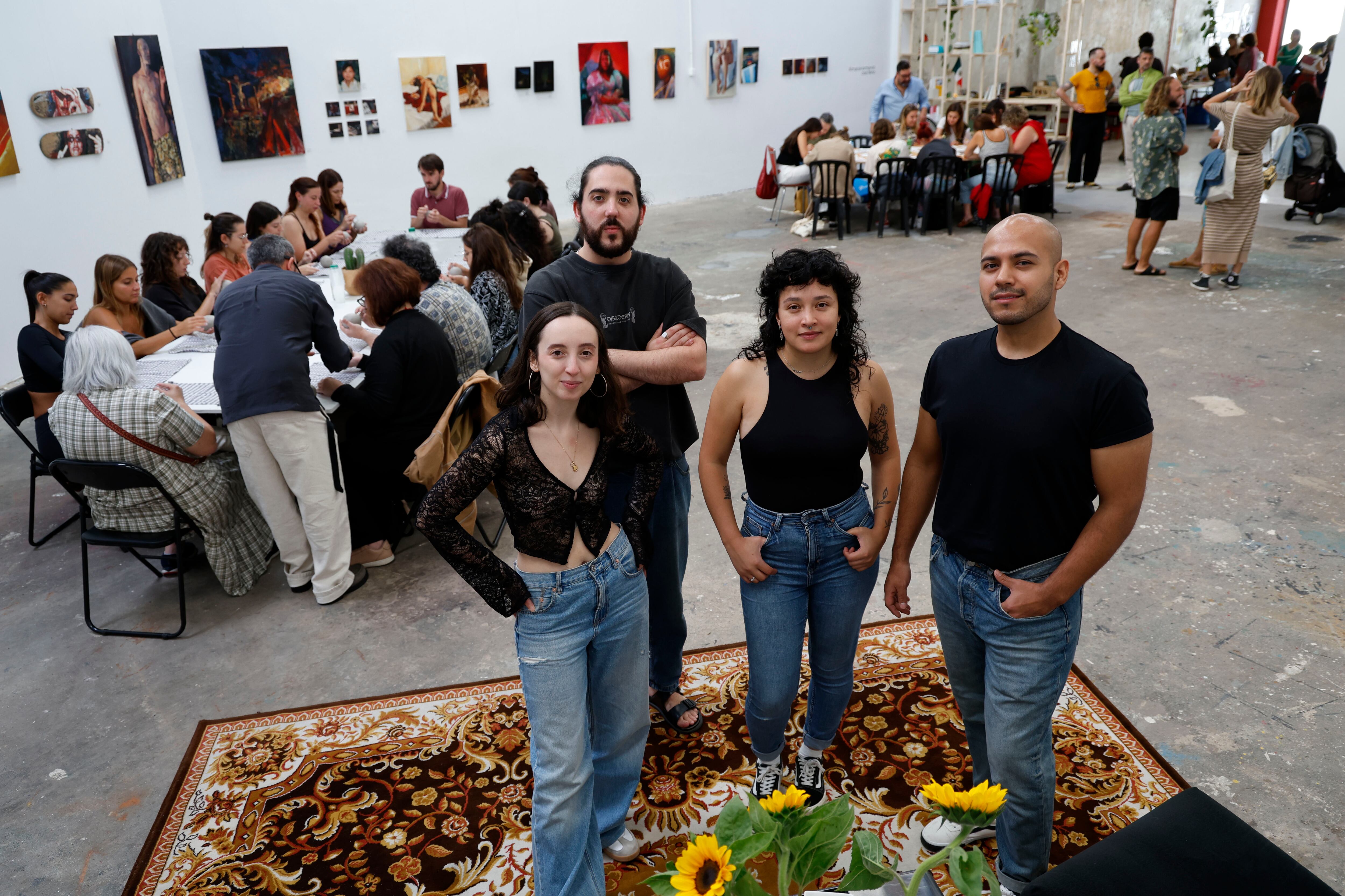 El estudio Sarao, promovido por jóvenes de Ferrol para dar cabida a nuevas expresiones culturales, se traslada a Catabois, donde abre un gran centro con una jornada de actividades gratuitas; en la imagen, los emprendedores Néstor da Silva y Laura Freire, junto a Dhalí Lllingworth y Miguel Ángel Muñoz, durante la inauguración (foto: Kiko Delgado / EFE)