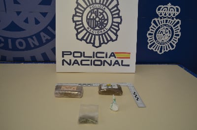 La policía detuvo a los ocupantes del vehículo por un delito contra la salud publica y les trasladó a la Comisaria de Jaca