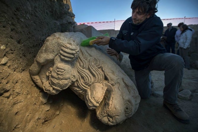 Escultura del león descubierta en el yacimiento de Cástulo.