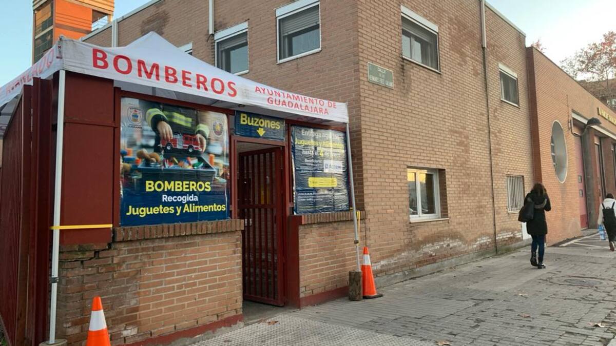 Los Bomberos de Guadalajara recogen juguetes y comida para familias necesitadas