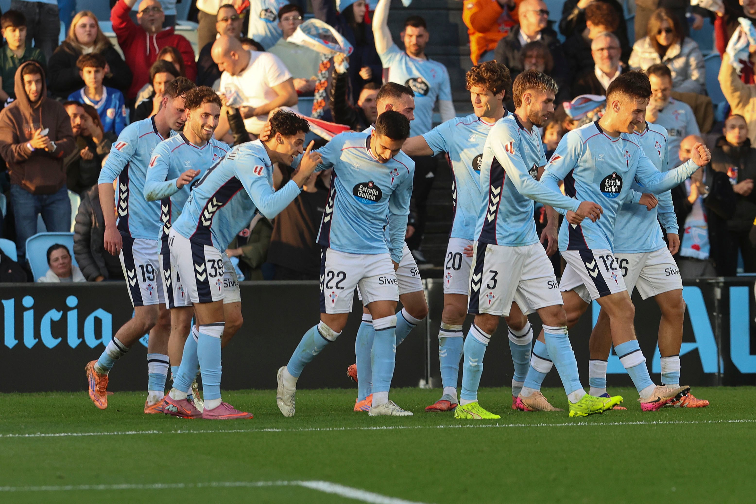 VIGO (PONTEVEDRA), 14/12/2025.- Los jugadores del Celta celebran el gol marcado por su compañero Jones El Abdellaoui, segundo para el conjunto vigués ante el Athletic Club, durante el partido de LaLiga disputado este domingo en el estadio de Balaídos. EFE/Salvador Sas