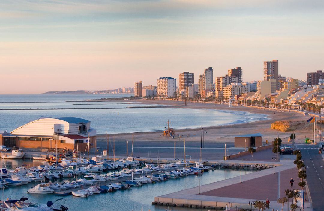 Imagen del puerto de El Campello con la playa del Carrer La Mar al fondo