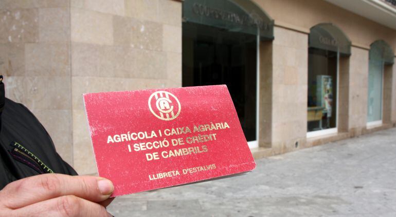 Detall d'una llibreta d'estalvis de la Caixa Agrària de la Cooperativa de Cambrils.