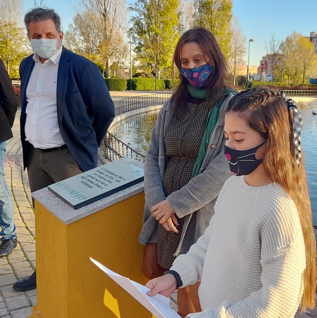 El alcalde de Parla, Ramón Jurado, (2i) y la concejala de Juventud e Infancia, Carolina Cordero, junto a la niña que leyó el manifiesto durante la inauguración del monolito en homenaje a la actitud de los niños parleños durante la pandemia.