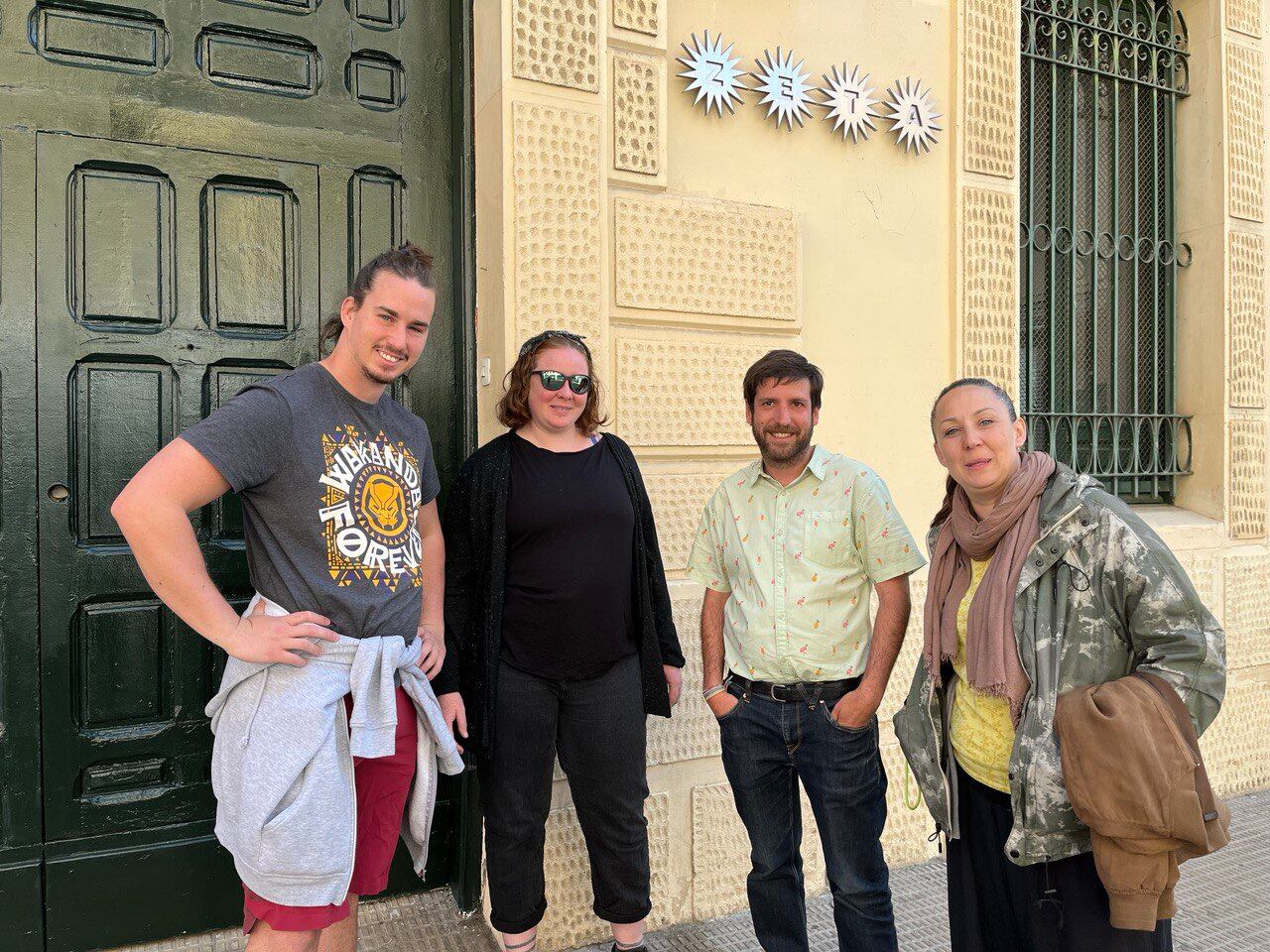 Guillermo Boix, junto a miembros de la candidatura de Podemos, a las puertas del Espacio Zeta