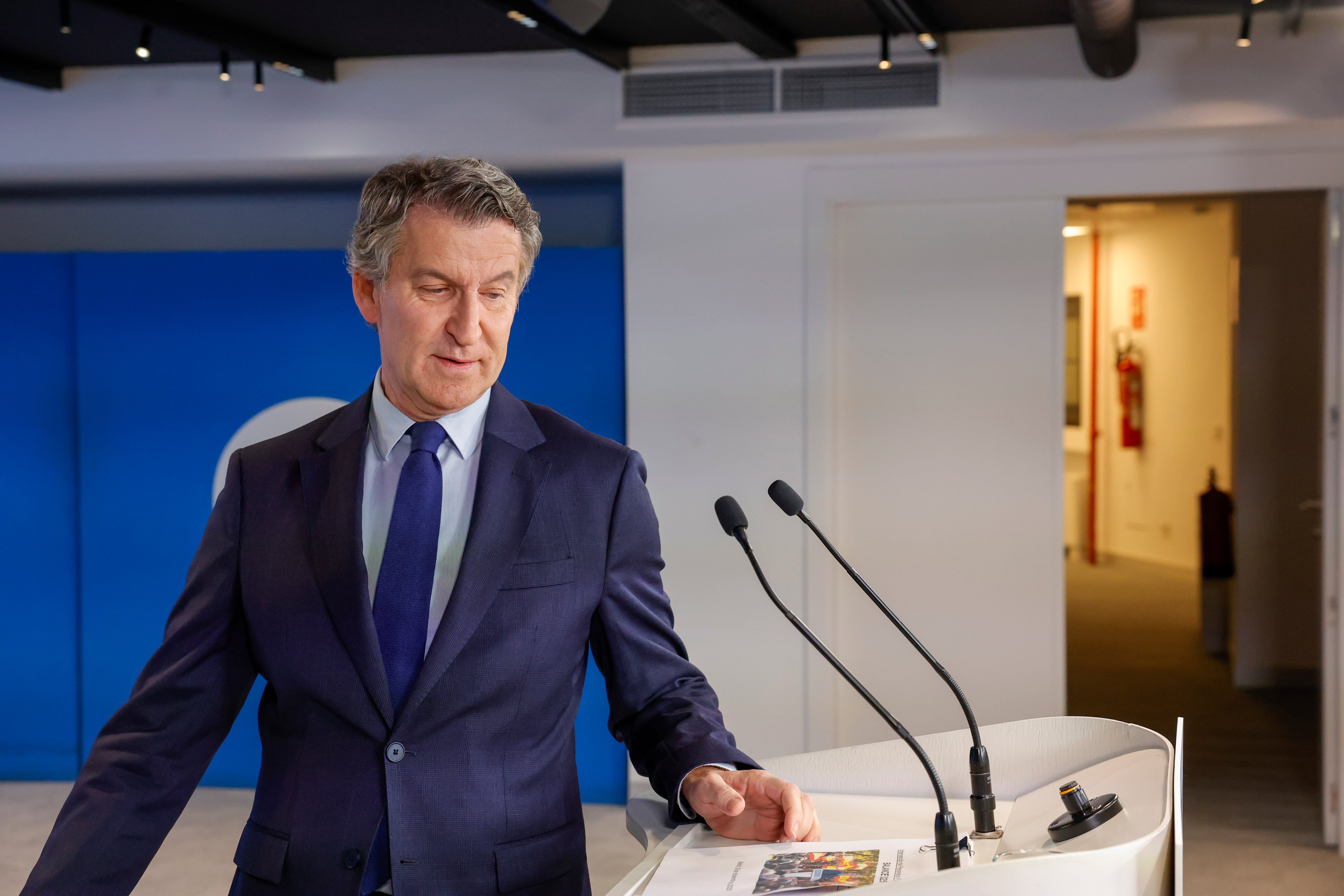 MADRID, 29/12/2025.- El presidente del Partido Popular, Alberto Núñez Feijóo, comparece ante los medios de comunicación para hacer el balance del año 2025, este lunes en la sede del partido, en Madrid. EFE/Zipi Aragón