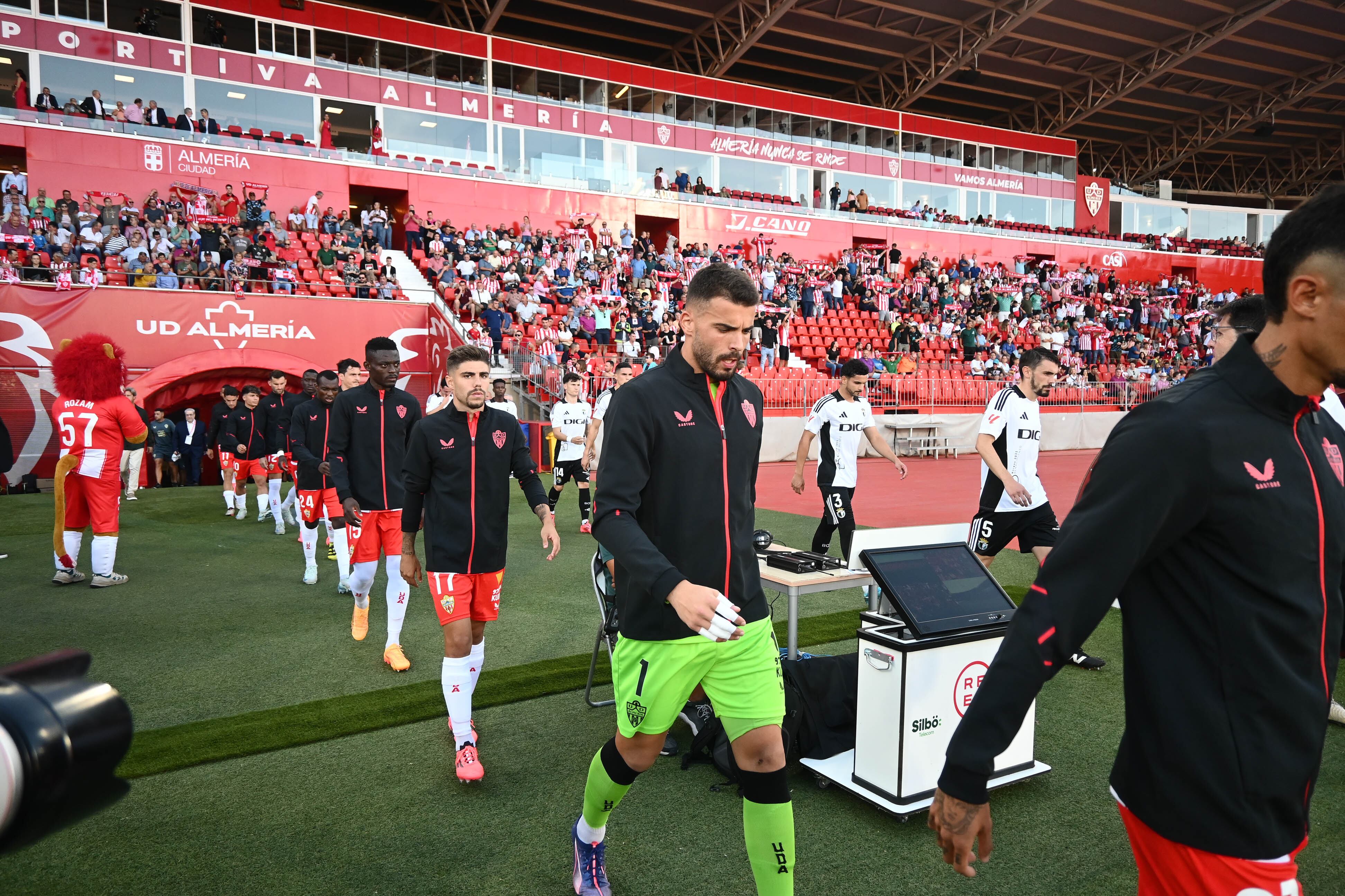 Maximiano saliendo al Estadio de los Juegos Mediterráneos para el Almería-Burgos.