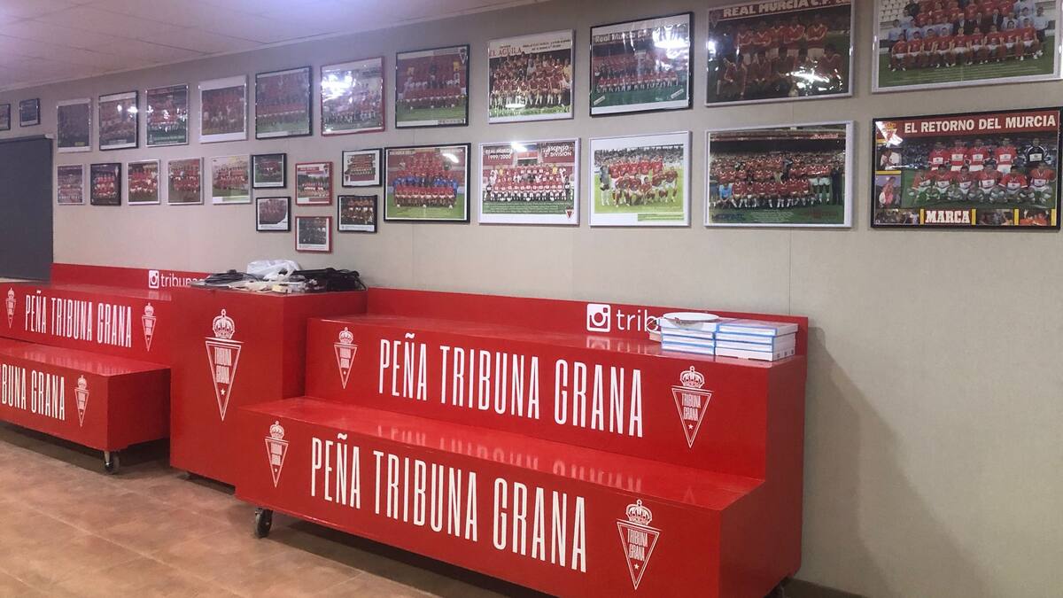 La sede de la peña del Real Murcia, Tribuna Grana, se engalana para su apertura