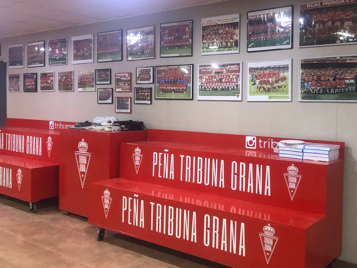 La sede de la peña del Real Murcia, Tribuna Grana, se engalana para su apertura
